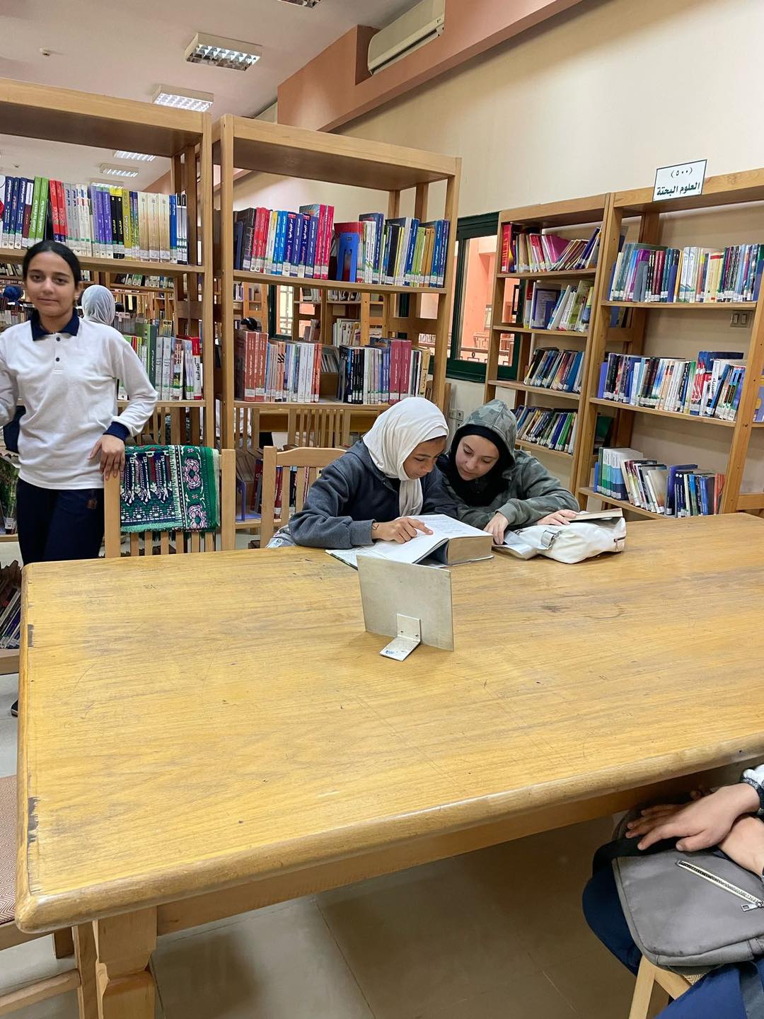 إستقبال طلاب مدرسة ١٥ مايو الإعدادية بنات بمكتبه مصر العامة ببنها